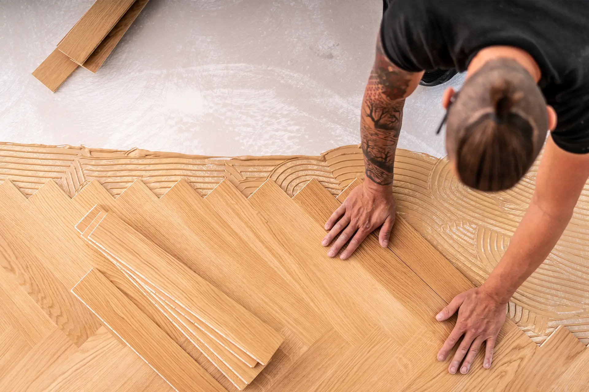 Bodenleger während einer Parkett Bodenverlegung