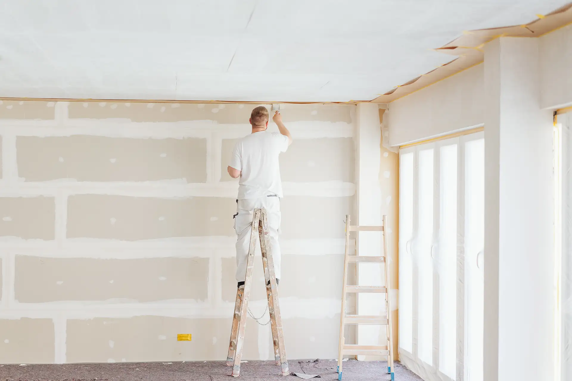 Maler während Ausmalarbeiten in einer Wohnung