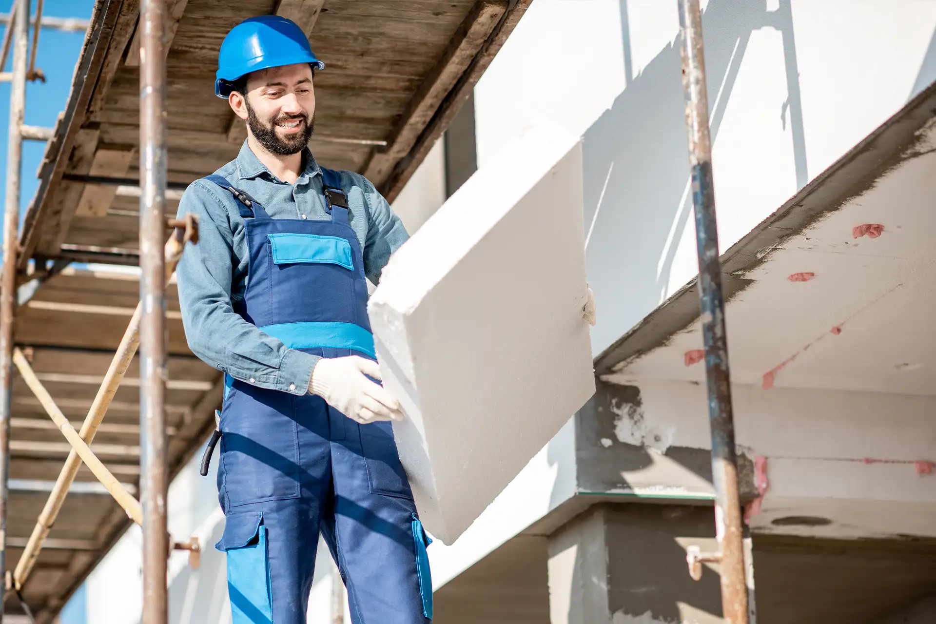 Arbeiter während Fassadenbau