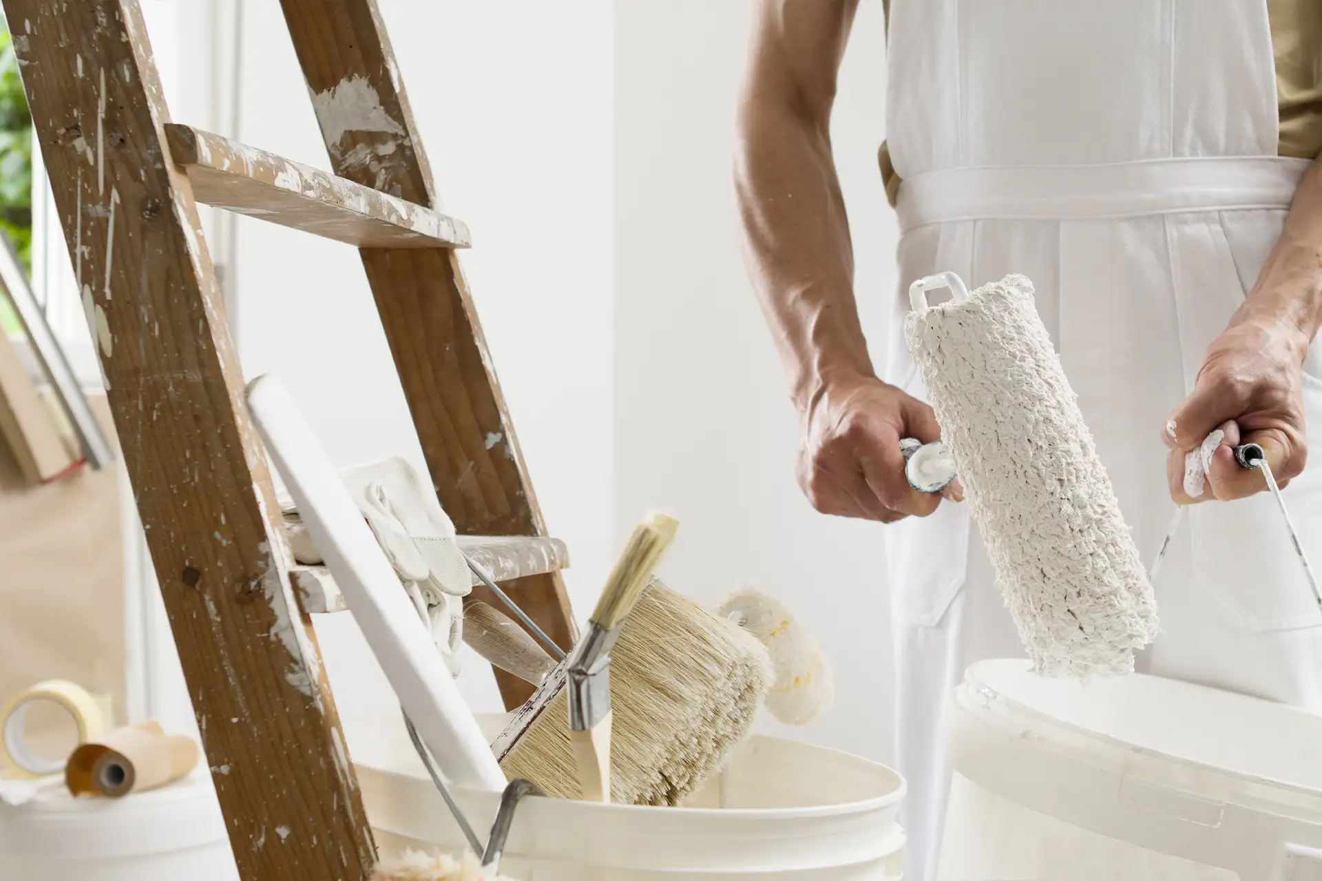 Maler während Malerarbeiten